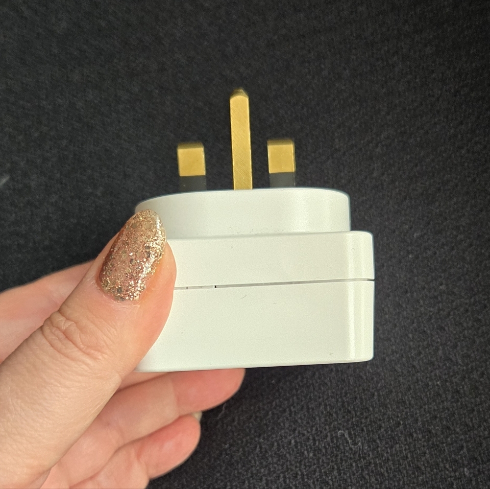 Universal Travel Adapter Plug - Picture 3 of 3